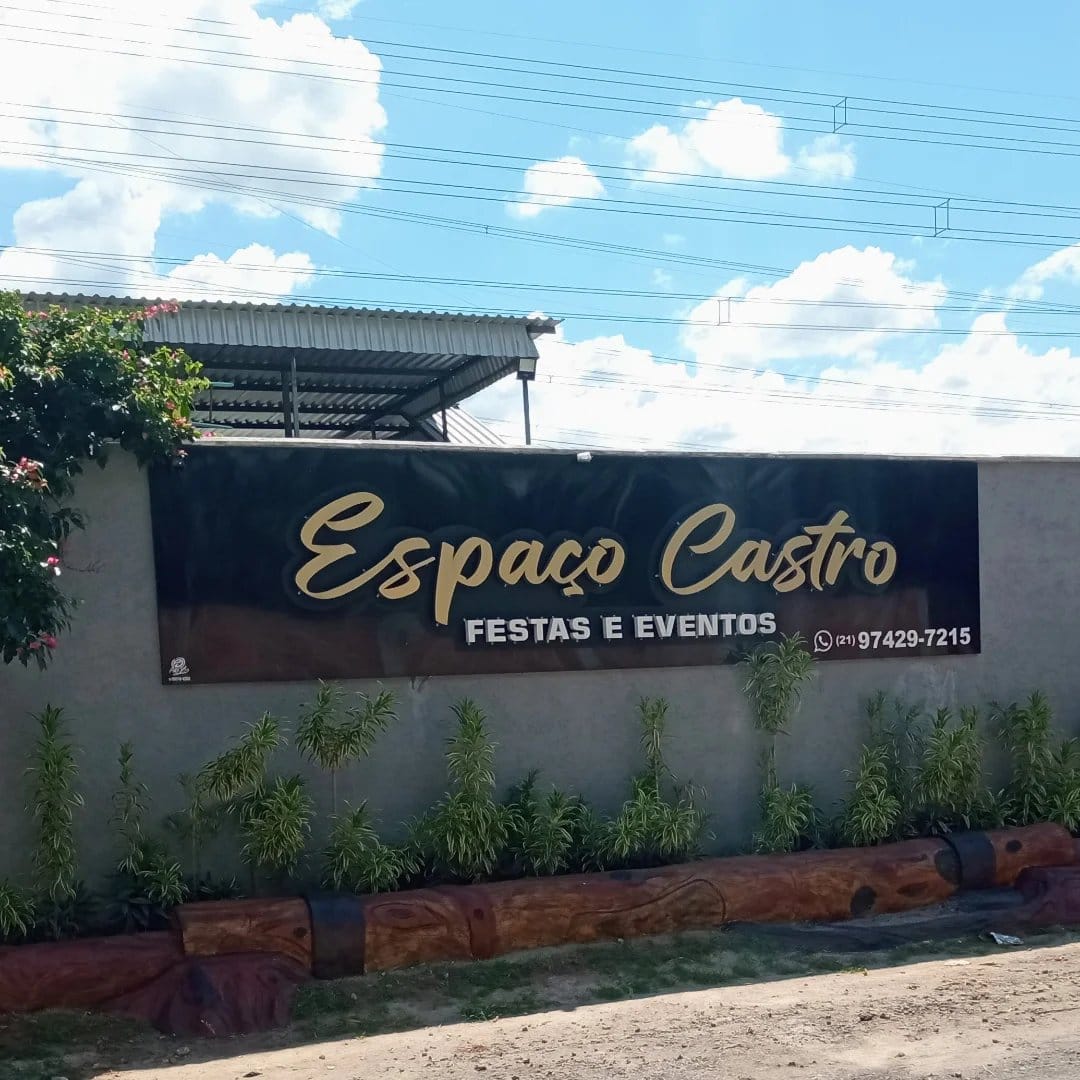 Fachada do Espaço Castro, com o letreiro na parede